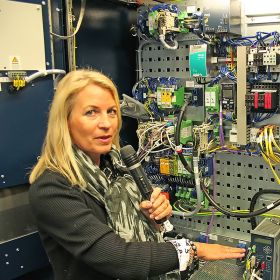 Simultaneous interpreting during switch cabinet training for service technicians